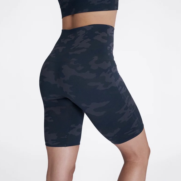 New SPANX Look at Me Now Biker Shorts in Black Camo Size Large - Picture 5 of 9